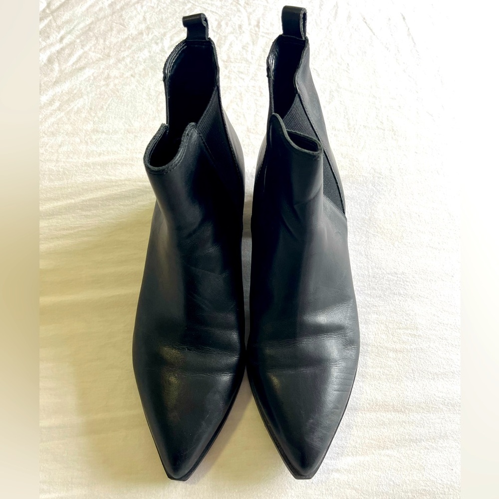 Selling￼ Marc Fisher ankle boots.women’s size US 8.$39 or best ￼offer